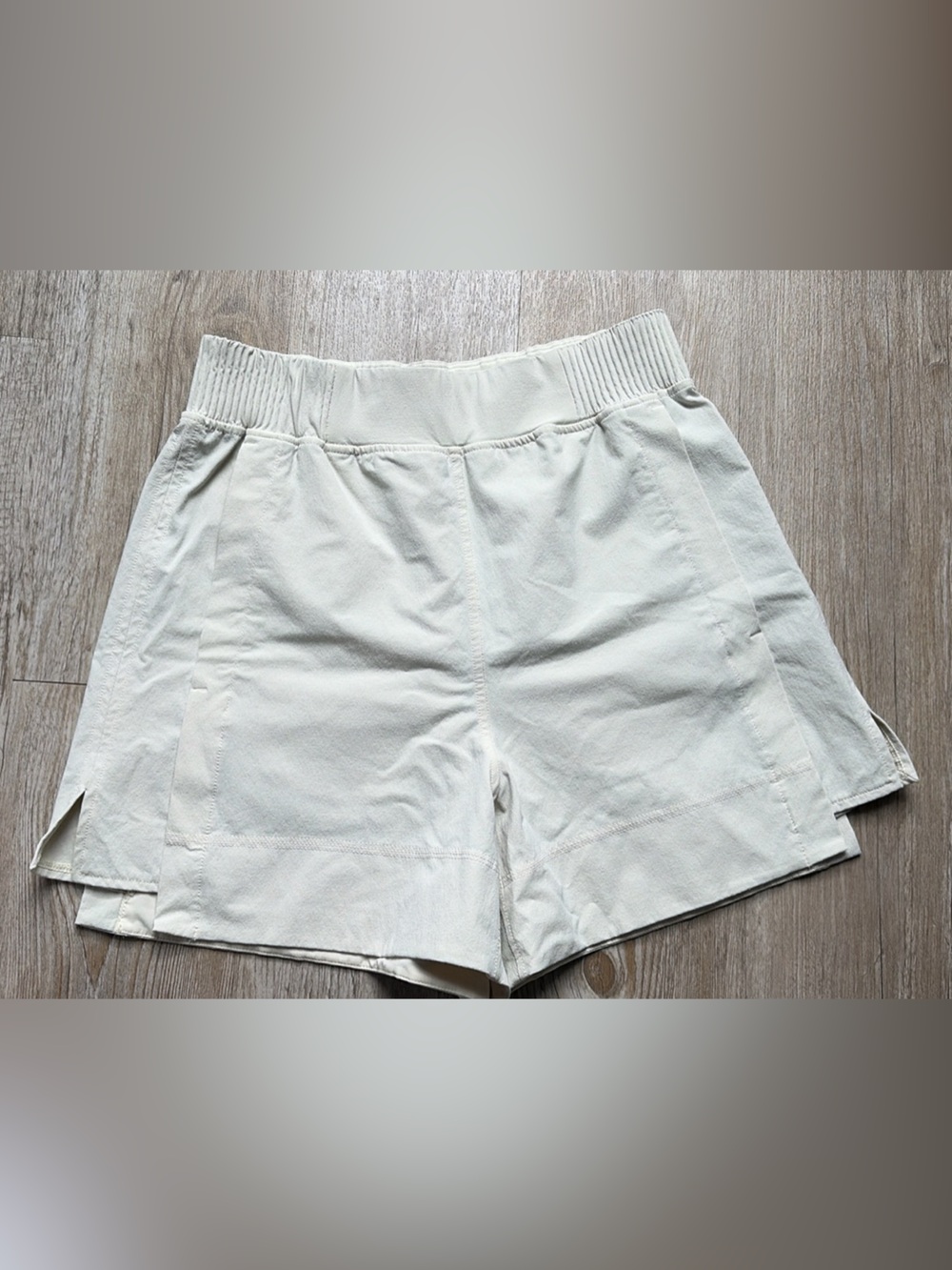 Lululemon Stretch Cream Short Small